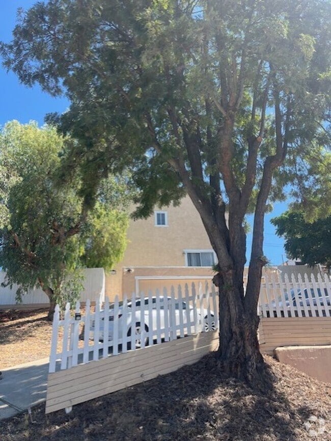 Building Photo - Spacious 4-Bedroom home centrally located ...