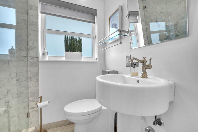 Building Photo - 2212 NE 32nd Ave