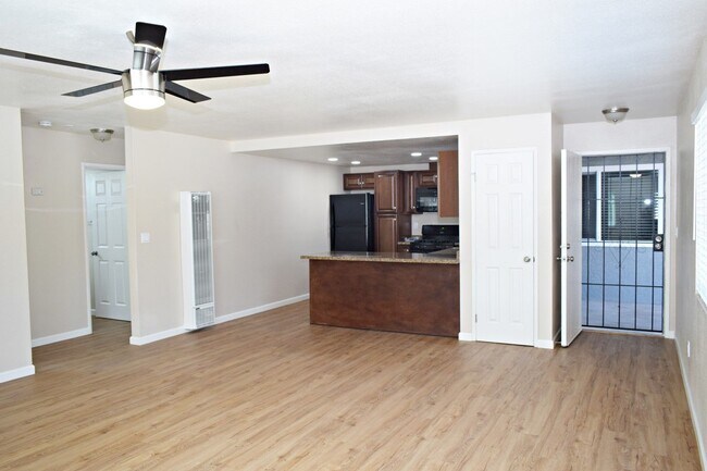 Building Photo - 2BR, 1BA Apartment Unit - Open Floor Plan, No Carpet , Double Pane Windows, and 1 Assigned Parkin...