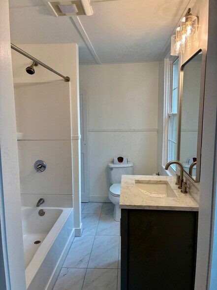 Building Photo - 142 Main St