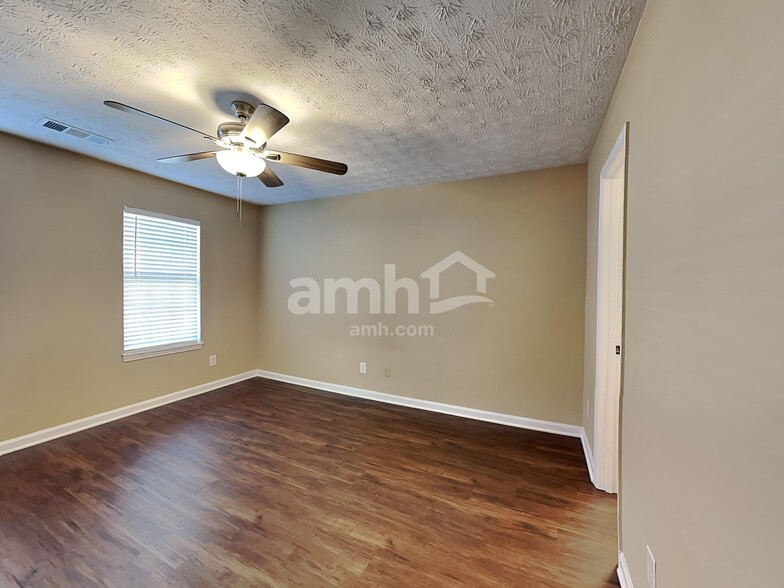 Building Photo - 685 Oxford Hall Dr SW