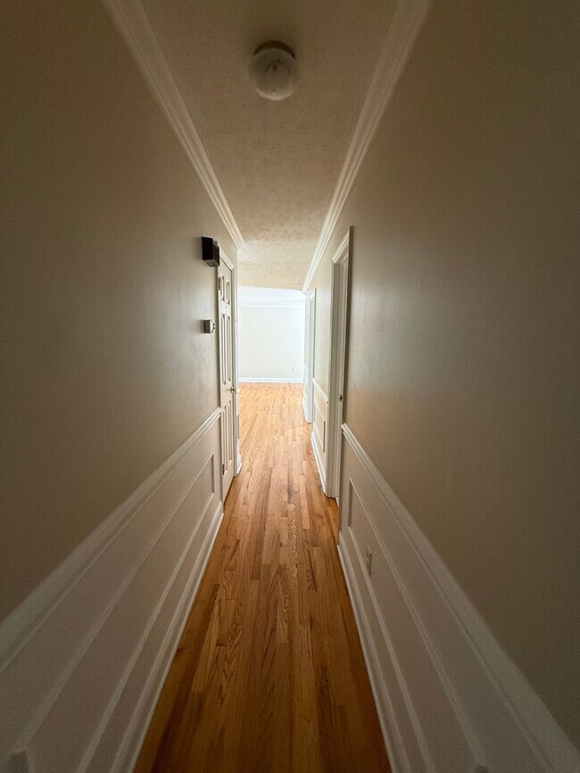 Building Photo - 3-4 bedroom / 2 bath split foyer  Kingspor...