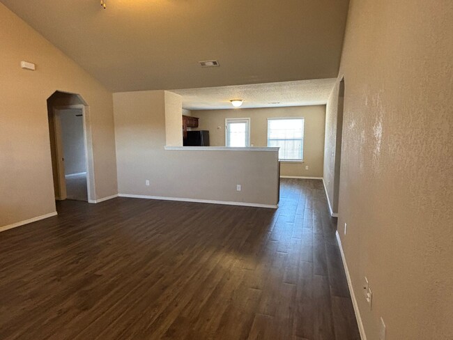 Building Photo - Nice 3 bedroom 2 bathroom Home! 2 Car Gara...