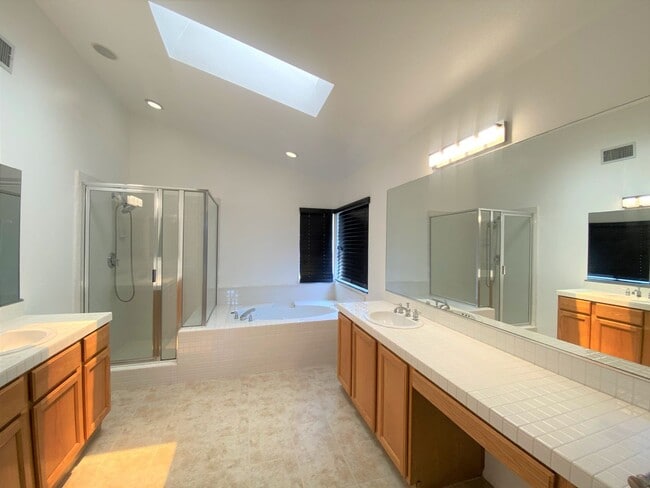 Building Photo - Spectacular 4 bd. 3 bath home in prime Dis...