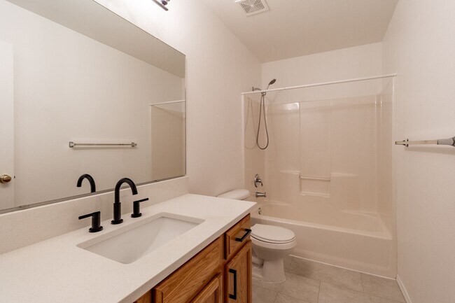 Building Photo - Beautiful 3 Bed 2.5  one level Townhome wi...