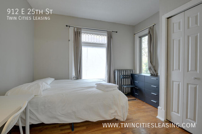 Building Photo - Updated 3 bed, 1 bath Apartment - With on-...