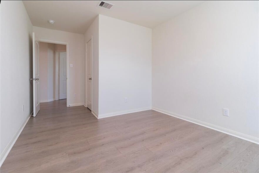 Building Photo - 15310 Albert Oak Dr