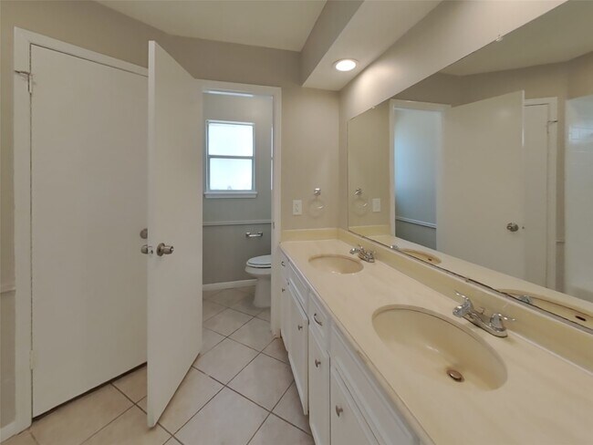 Building Photo - 5711 Kiowa Timbers Dr