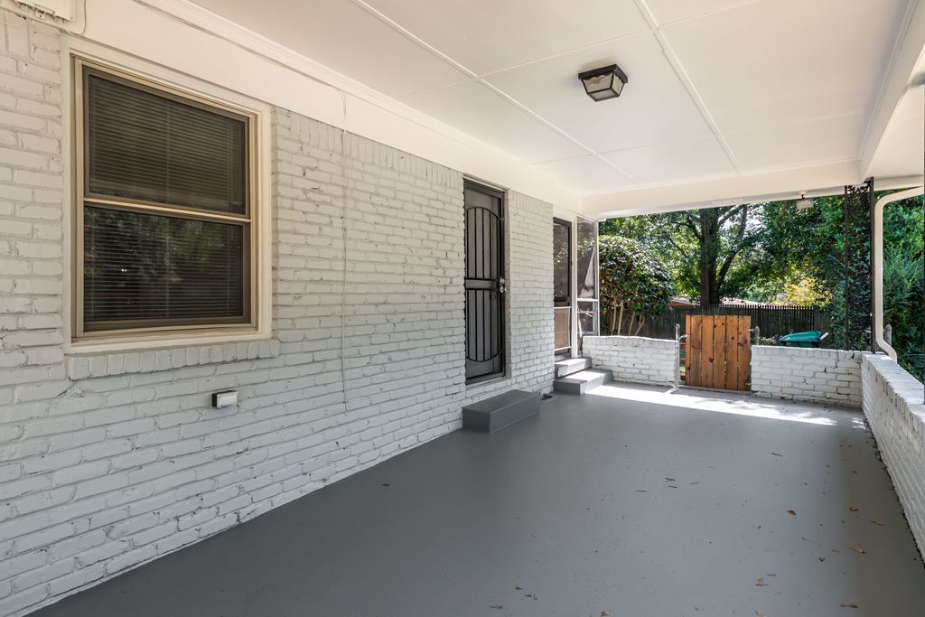 Building Photo - 2461 Fontaine Circle