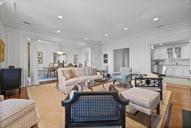 Building Photo - 348 Beacon St