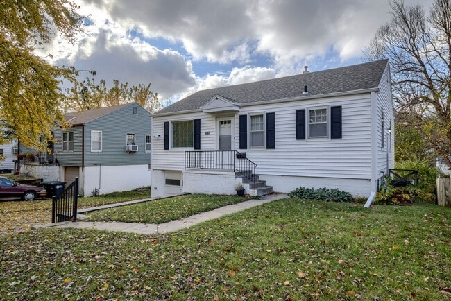 Building Photo - Charming 2 Bedroom With Spacious Living In Benson!!