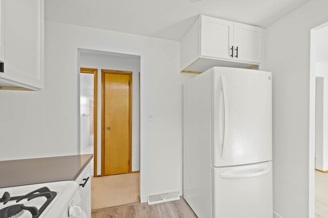Building Photo - AVAILABLE OCT 1ST!! GORGEOUS 2 BEDROOM IN ...