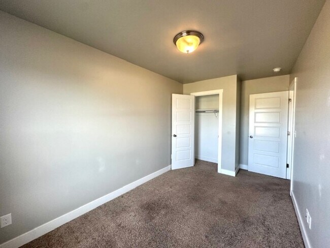 Building Photo - 385 480 W