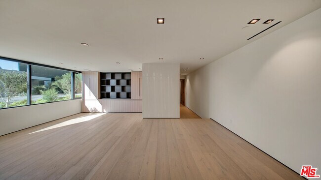 Building Photo - 8765 Hollywood Blvd