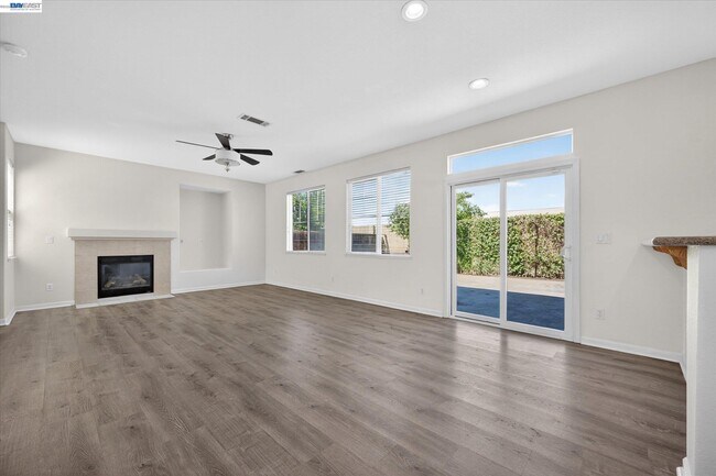 Building Photo - 244 Balsam St