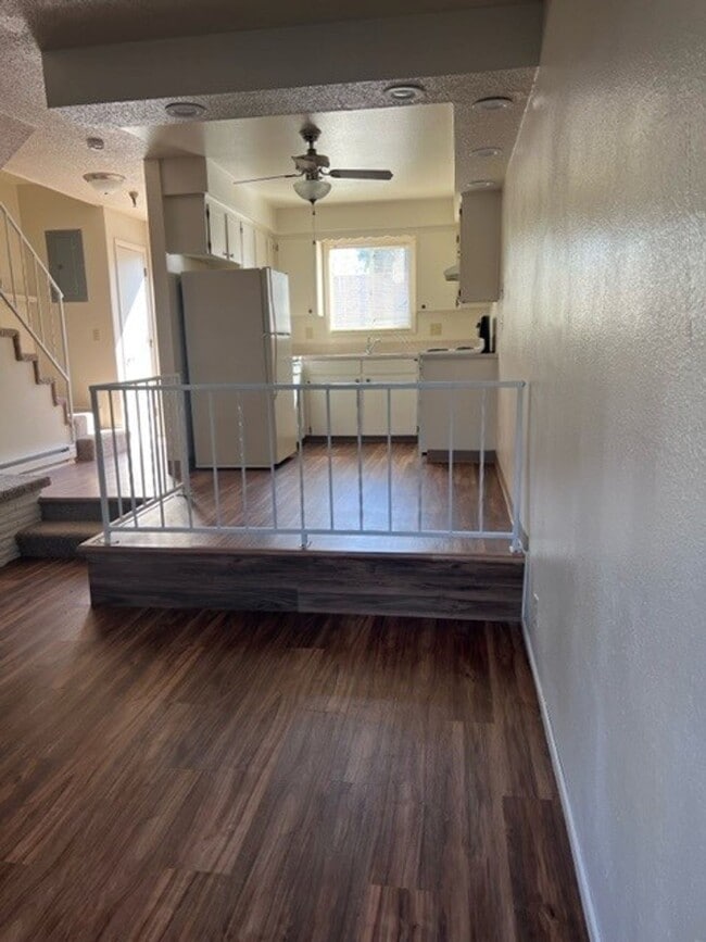 Building Photo - FREE RENT! 2x1 Townhome on Miller St S
