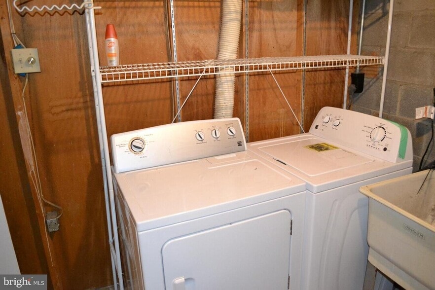 Laundry room with washer/dryer and the sink - 302 Hometown Way