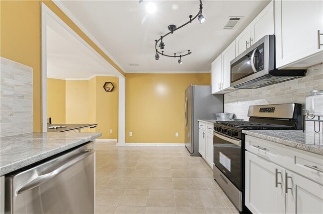 Building Photo - 200 Azalea Cove Ln