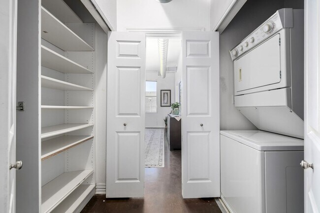 Building Photo - One bedroom, two bath corner unit in Baker with two balconies