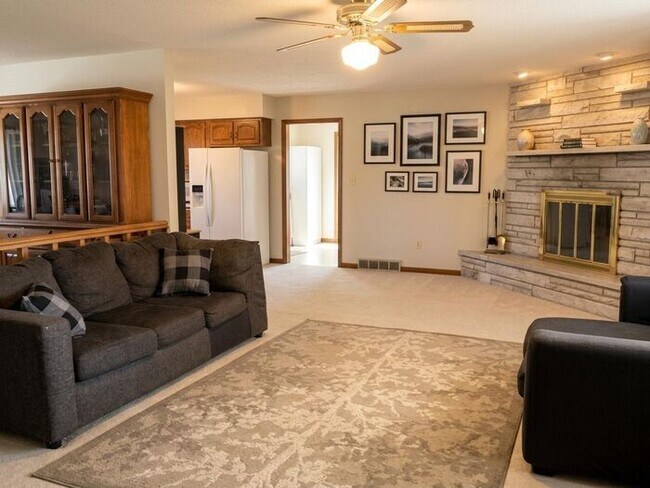 Building Photo - Lovely & Spacious 3 Bedroom, 2.5 Bath Home Ranch-Style Home with 2 car Attached Garage in SE Love...