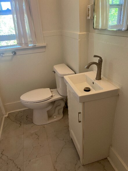 Building Photo - 420 Davis St