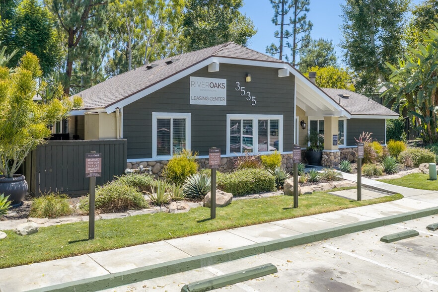 Leasing Office - River Oaks