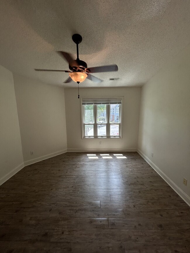Building Photo - 104 Breezewood Dr