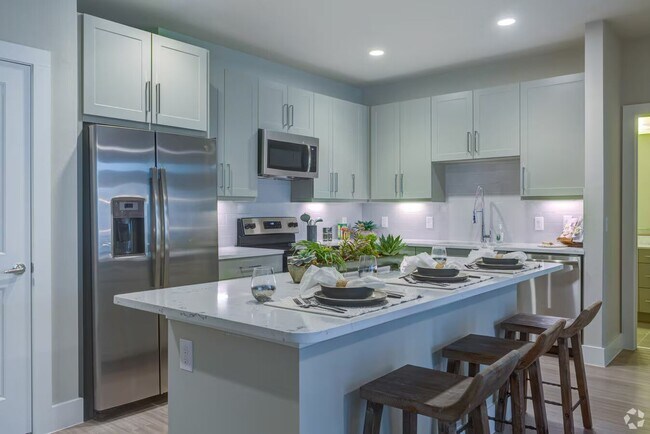 Primary Photo - Spacious Apt 2/2 with Pool & Pets!