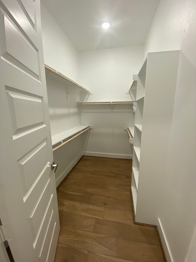 Building Photo - 303 Queen Sude Ln