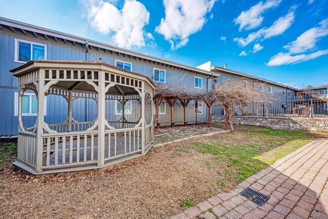 Building Photo - 2401 Manor Rd