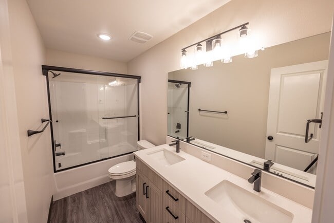 Building Photo - 3 bedrooms with loft/office. Built in 2024