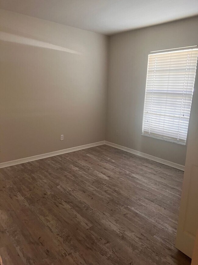 Building Photo - Lovely Home in Central Location