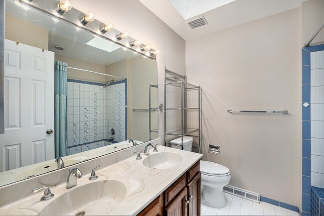 Building Photo - Welcome Home to Bristol Cove - Rare End-Unit Ranch Townhome in Centennial!