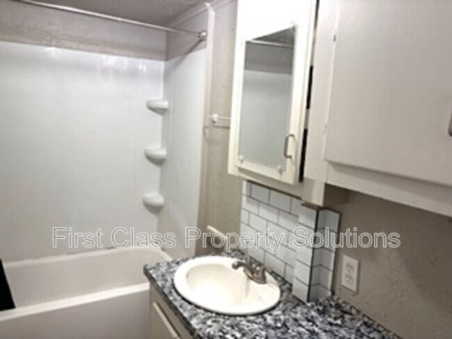 Building Photo - 404 S Burdick St