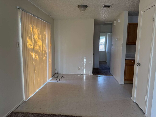 Building Photo - Affordable Three Bed/Two Bath in Leon Vall...
