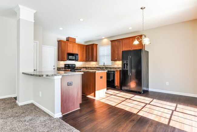 Building Photo - 698 Shefford Town Dr