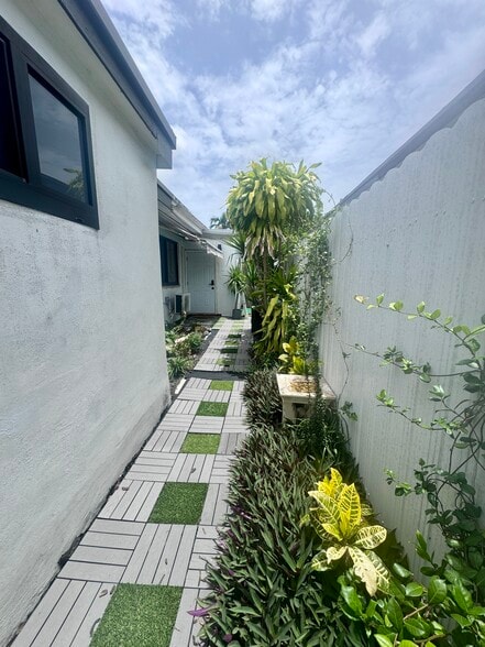 private entrance - 1051 NW 25th Ave