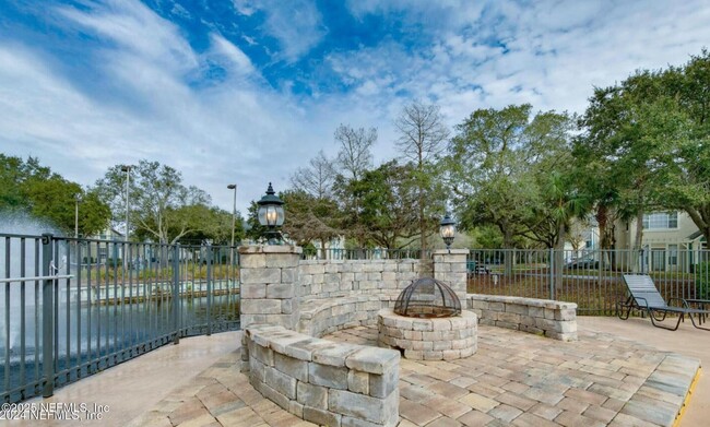 Building Photo - 13700 Richmond Park Dr N