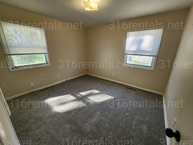 Building Photo - $975 - 4 bedroom / 1 and a half bathroom - Single Family Home