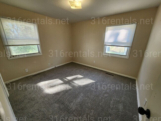 Building Photo - $995 - 4 bedroom / 1 and a half bathroom -...