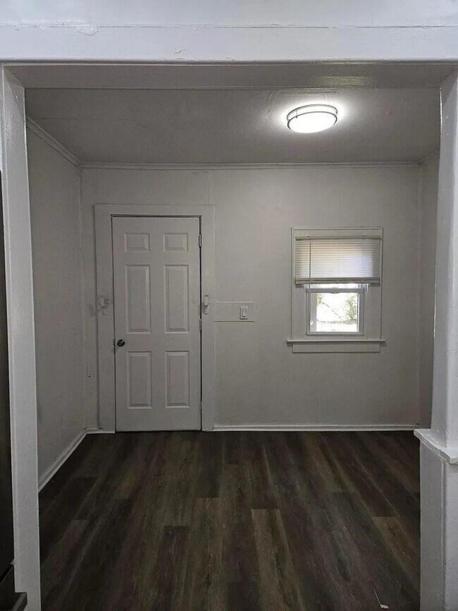 Building Photo - 127 N Burgess Ave