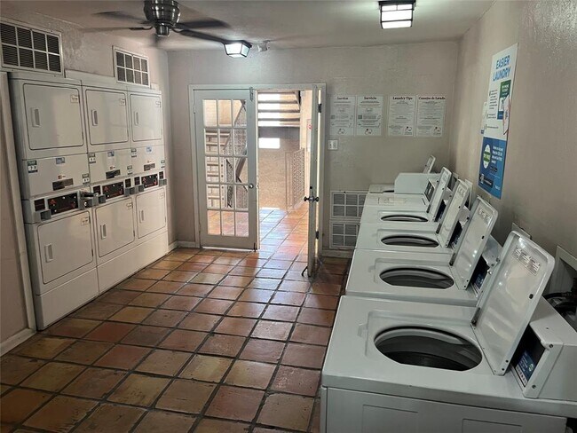 Building Photo - 505 W 7th St