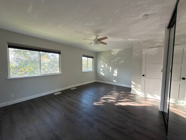 Building Photo - 1430 Newhall Pkwy