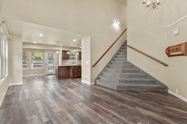 Building Photo - Stunning 5 Bedroom in School District 20