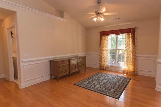 Building Photo - Spectacular 3 Bedroom 2 Bath House in Ocon...