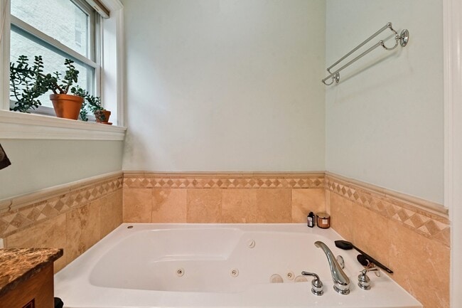 Building Photo - 4853 N Winthrop Ave