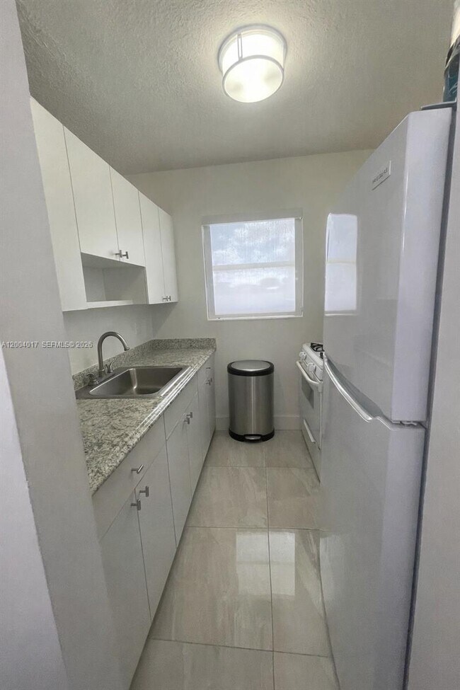 Building Photo - 1255 W 49th Pl