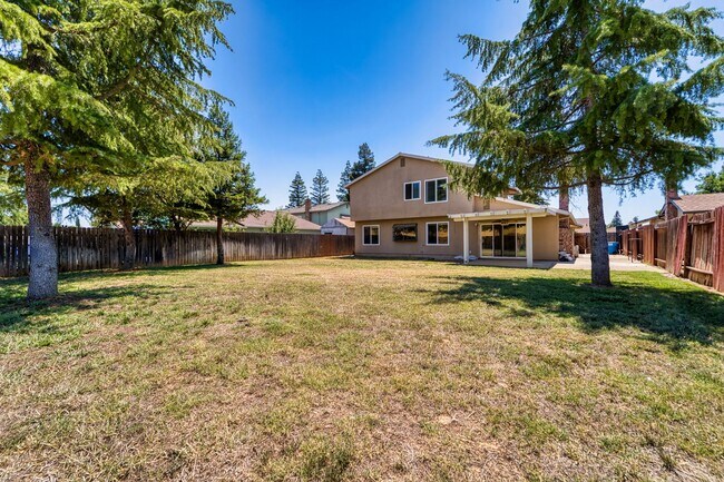 Building Photo - LARGE 5-bedroom 3 bath home in a great loc...