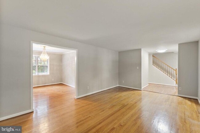 Building Photo - 6048 Redwood Ln