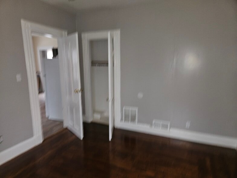 Building Photo - 107 Thompson St